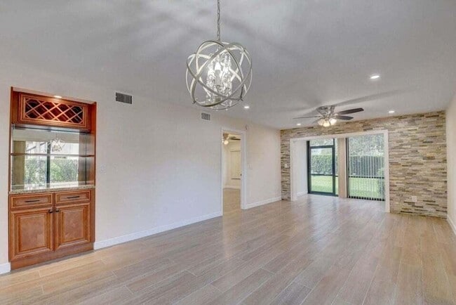 Building Photo - 400 Club Cir