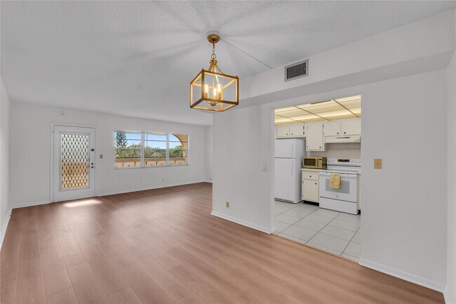 Building Photo - 1901 Bermuda Cir