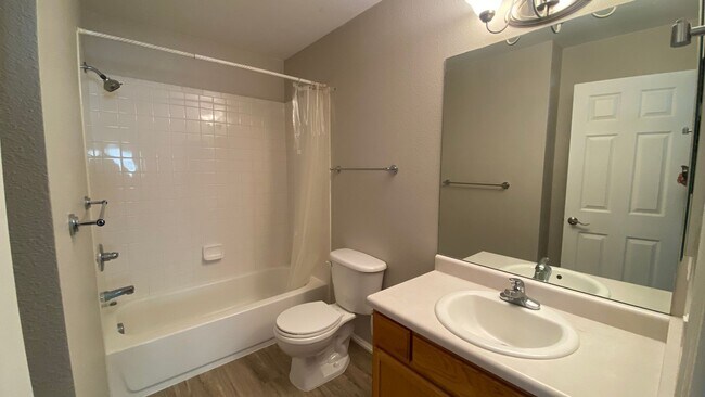 Building Photo - 2 Bedroom 2 1/2 Bathroom Brighton Condo