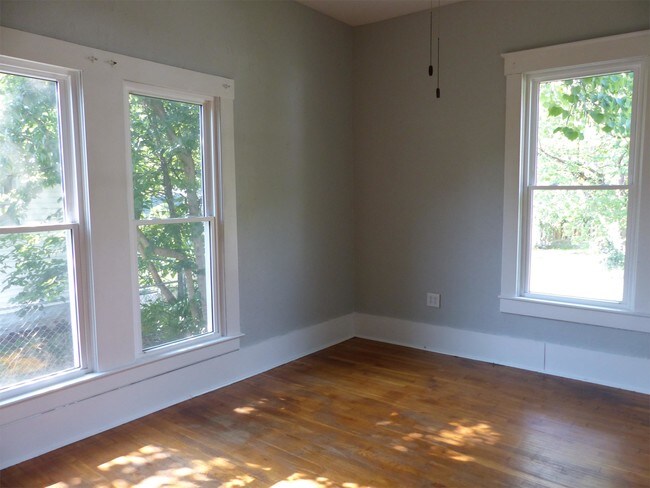 Building Photo - 923 W Elm St