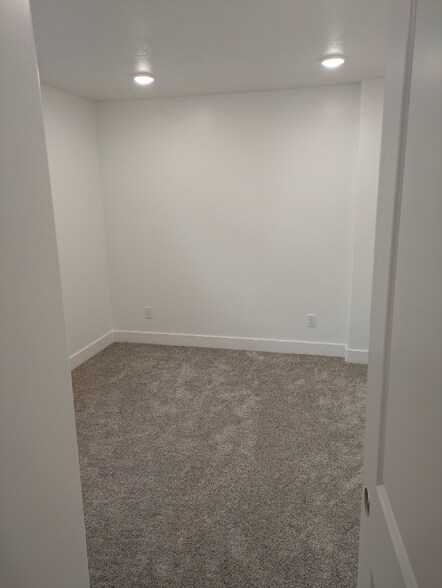 Building Photo - 1595 S 300 W