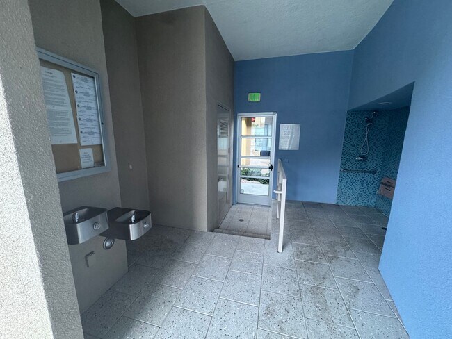 Building Photo - 810 E Palm Canyon Dr