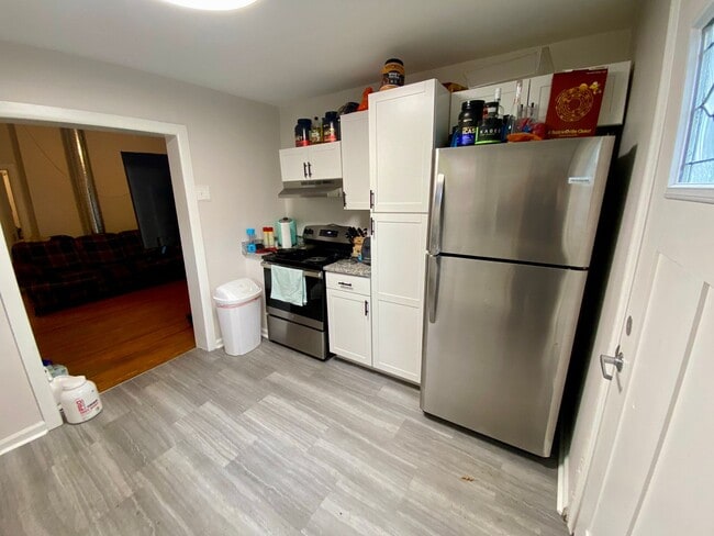 Building Photo - 5 bedroom /2 bath mins. from UC for $650/pp ($3,250/mo) w/ off-street parking included!