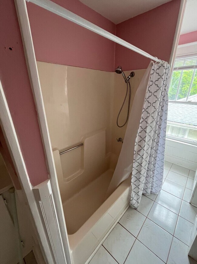 Building Photo - 3 Bedroom || 1.5 Bathroom Home