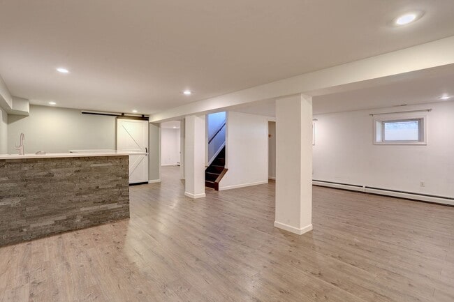 Building Photo - 4 Bedroom 2 Bath Hanover Home w- 2-Car Gar...