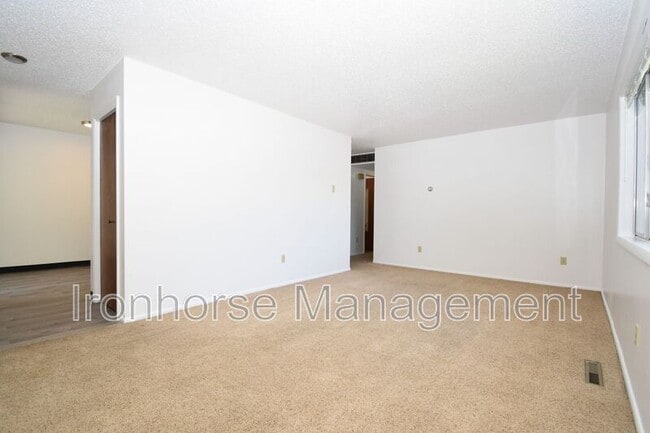 Building Photo - 411 N 16th Ave