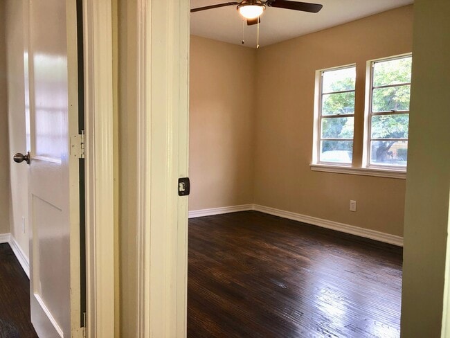 Building Photo - 2 Bedrooms - 1 Bathroom - LARGE Backyard!