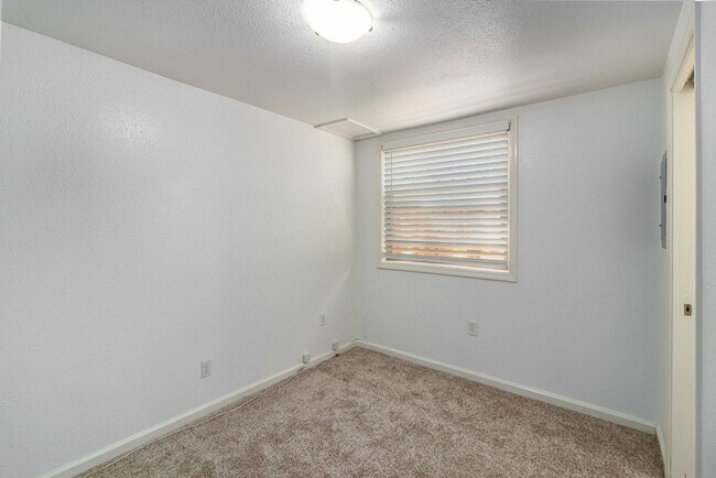 Building Photo - 935 Central Ave