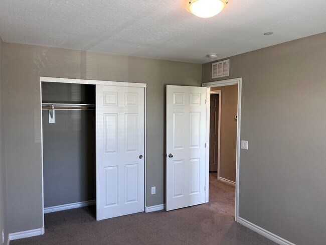 Building Photo - 3 Bedroom Single Family home - Gated community