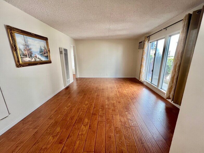 Front room/Living room. - 715 N Jackson St