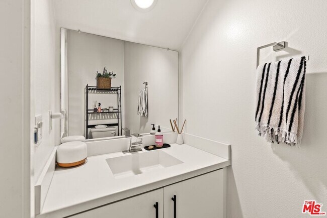 Building Photo - 3034 1/4 N Coolidge Ave