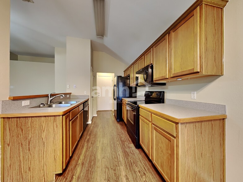 Building Photo - 1576 Sandhurst Dr