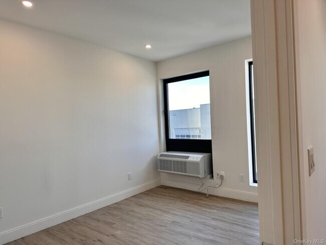 Building Photo - 362 W Merrick Rd