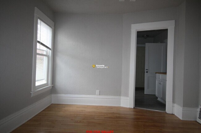 Building Photo - Large refurbished 3 Bedroom Upper