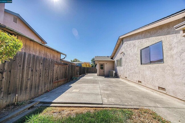 Building Photo - 2040 Larchmont Cir
