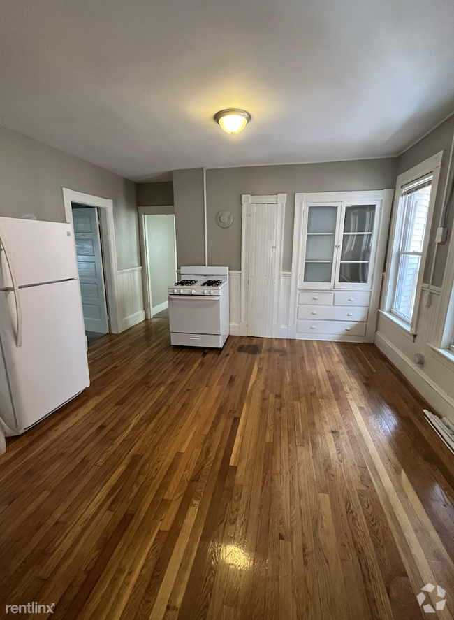 Building Photo - 4 br, 1 bath Triplex - 144 Pearl Street 3