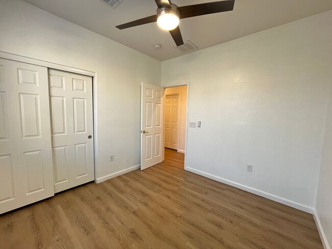 Building Photo - 2 bedroom, 2 bathroom corner unit located ...