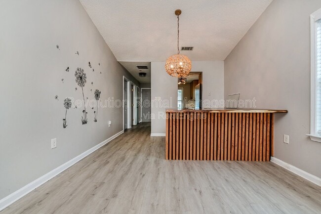 Building Photo - 1740 Summerwoods Ln