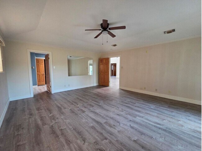 Building Photo - FOR LEASE!!