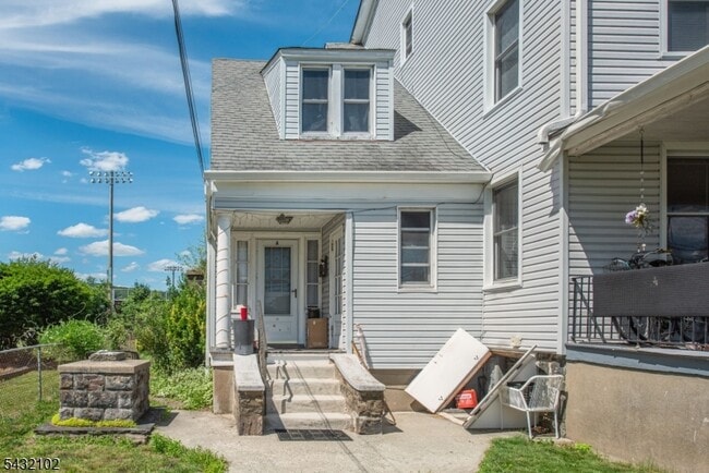 Building Photo - 428 Lathrop Ave