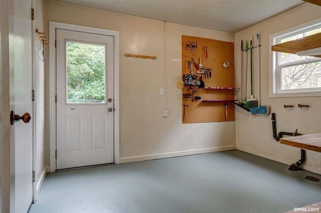 Building Photo - Furnished 2 bedroom 1 bath cottage with landscape included and split mini ducts