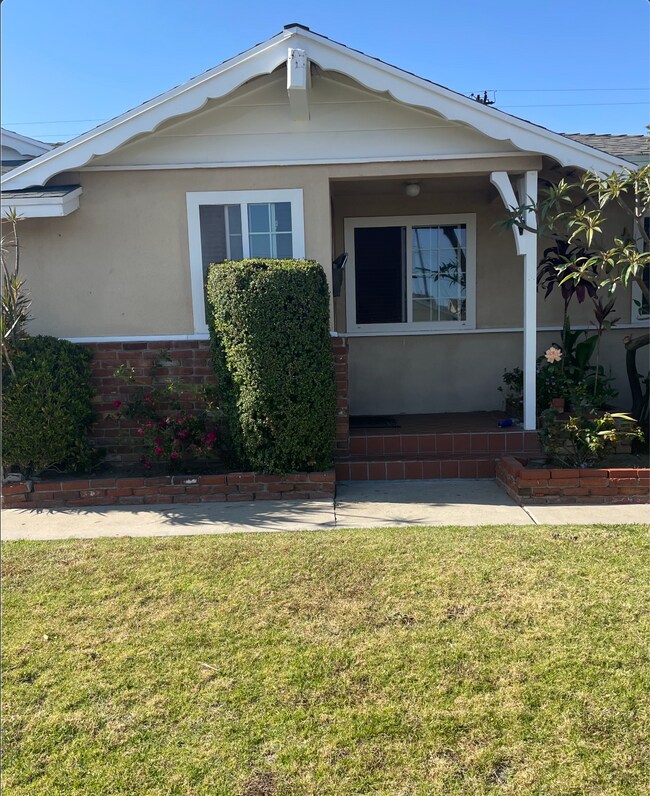 Primary Photo - 539 W 224th Pl
