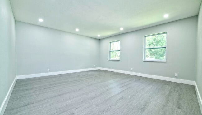 Building Photo - 5020 SW 28th Terrace