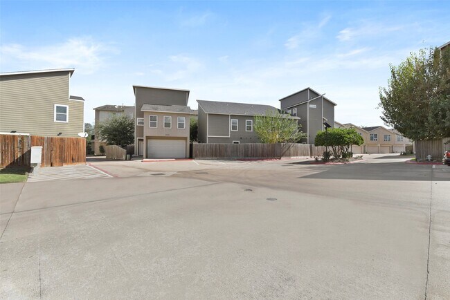 Building Photo - 241 N Lenox St