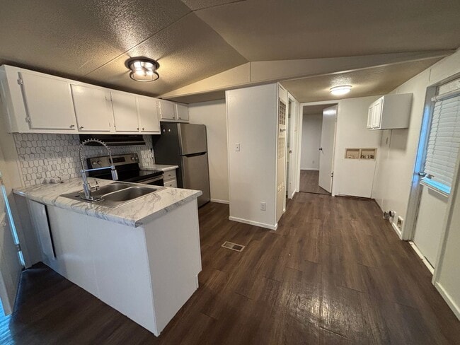 Building Photo - Great Location!! Quiet Neighborhood!!