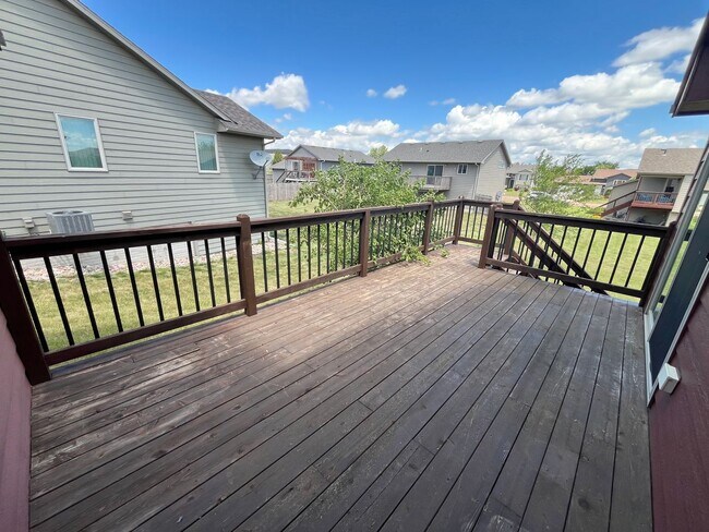 Building Photo - Gorgeous 4 Bed/3 Bath Home in Great Location!