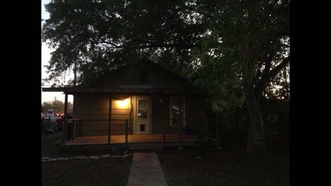 Building Photo - 111 White Oak St