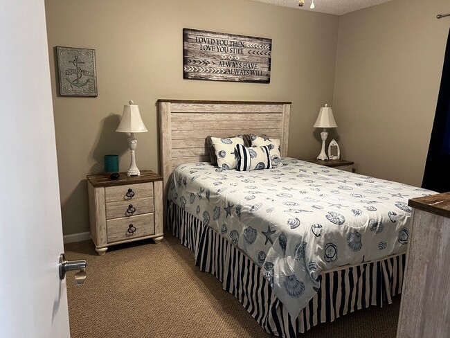 Building Photo - Winter rental! Recently renovated condo in quiet community with pools! Available from NOW through...