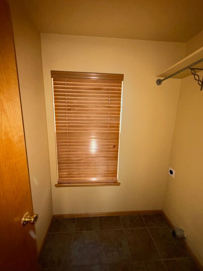 Building Photo - 3bd/3ba Johnstown Home with 2-Car Garage &...