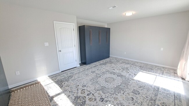 Building Photo - 4 Bed / 2-1/2 Bath Single Family Townhome w/1-Car Garage