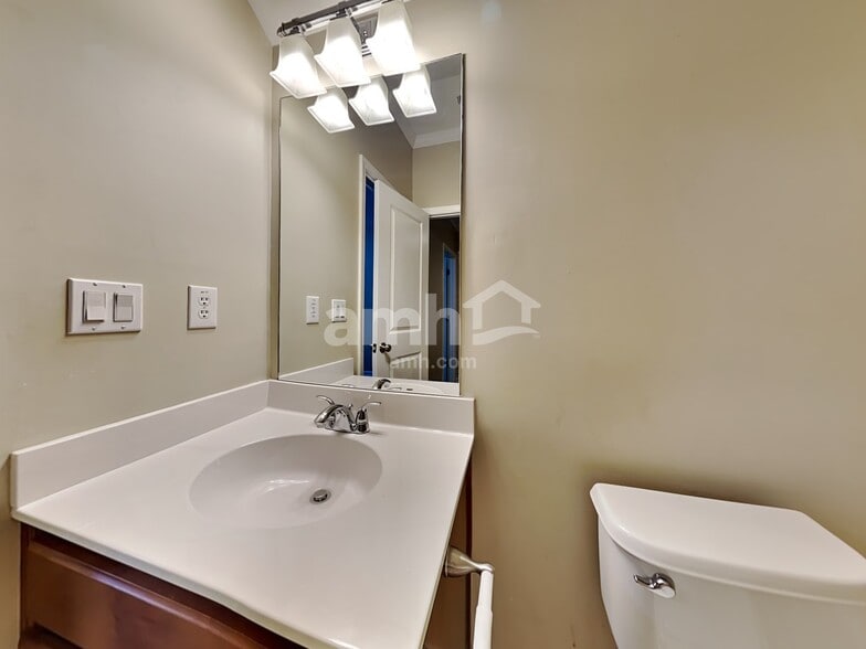 Building Photo - 302 Green St