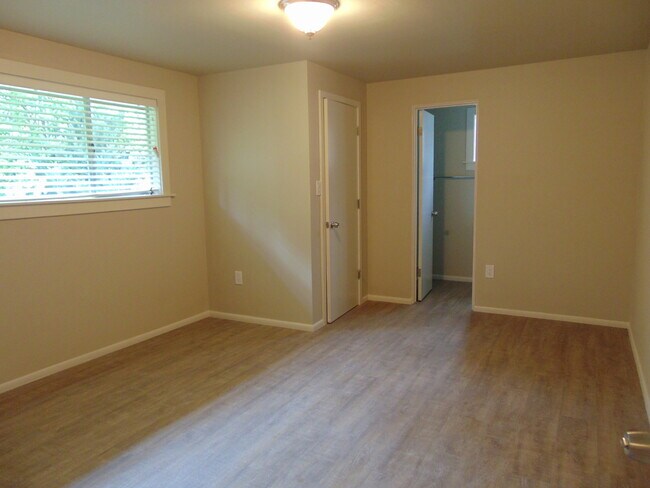 Building Photo - 3 Bedroom/1.75 Bath Bellevue Remodeled Ram...
