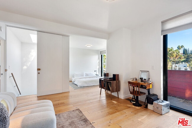 Building Photo - 3248 Descanso Dr