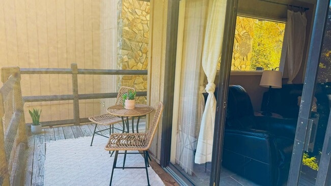 Building Photo - 1081 Cove Rd