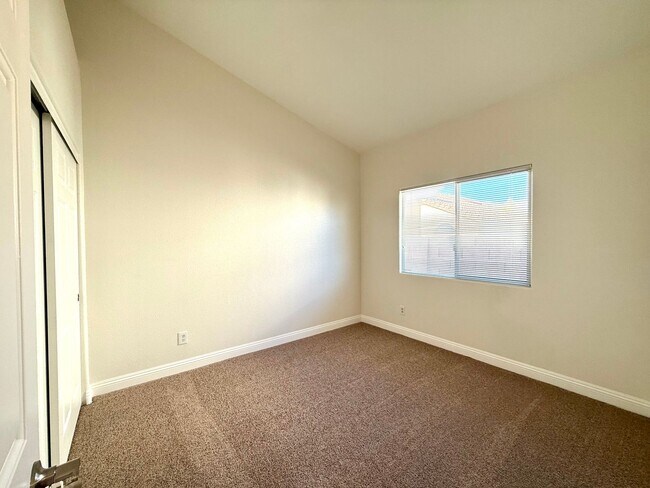 Building Photo - 3 Bedroom Home off of S Eastern and Sunrid...