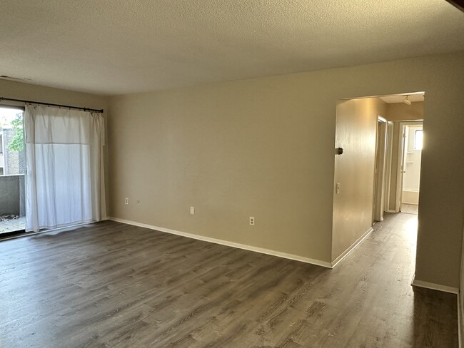 Building Photo - 2 Shrewsbury Green Dr