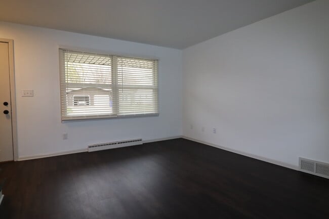 Building Photo - 3 Bedroom Duplex