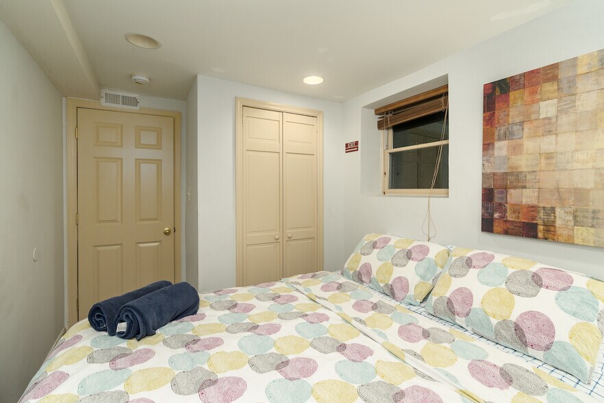 bedroom - 724 13th St SE