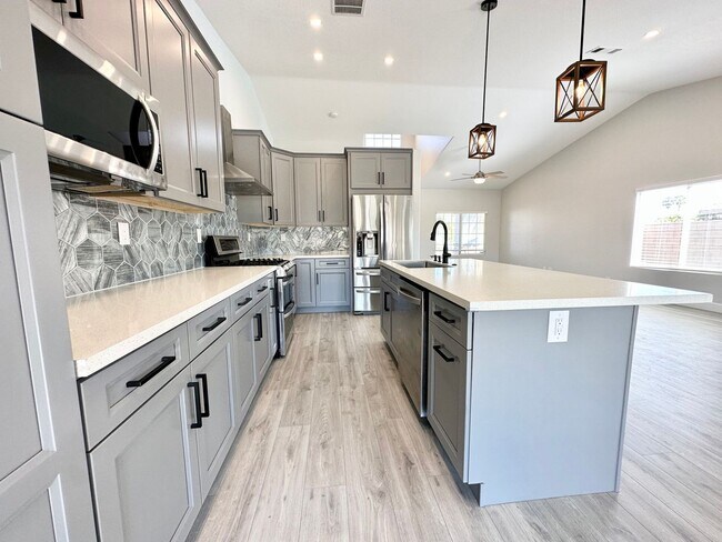 Building Photo - AVAILABLE NOW !! STUNNING 4 Bedroom 2 Bathroom POOL home in La Quinta