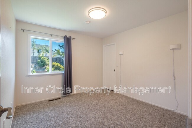 Building Photo - 512 Bluerock Dr