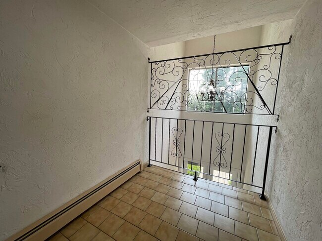 Building Photo - 377 Huse Rd