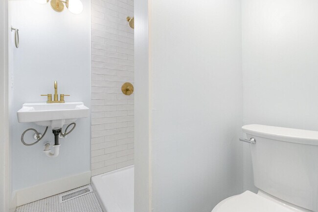 Building Photo - 214 W 9th St