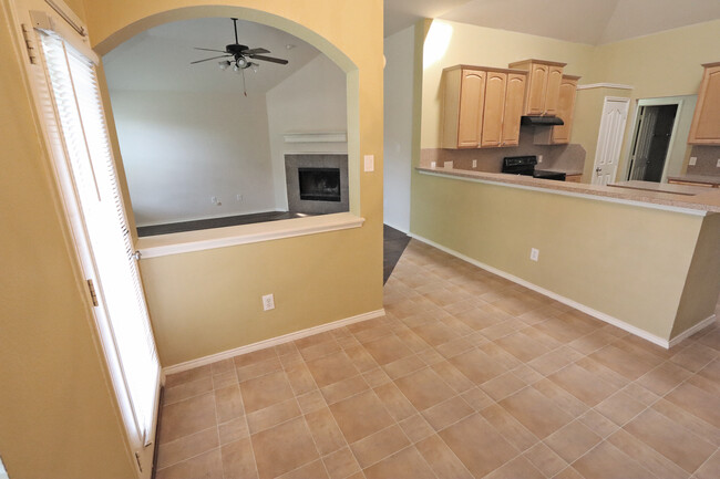 Building Photo - 1000 Warbler Ln