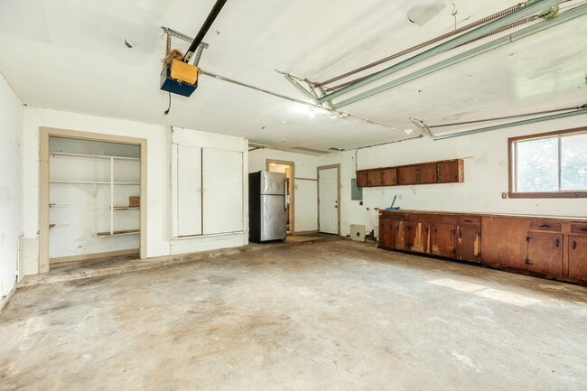 Building Photo - 3702 Cedar Rapids Pkwy