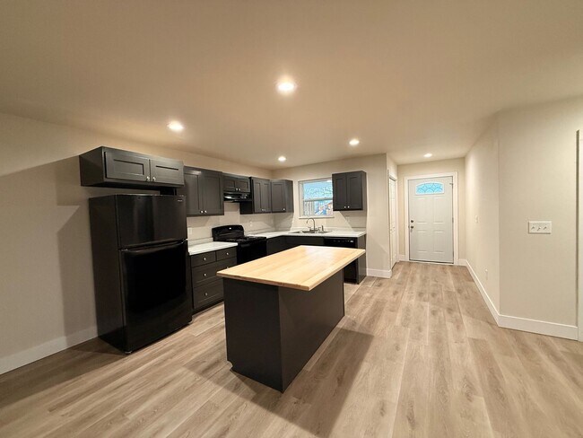 Building Photo - 2 Bedroom Duplex