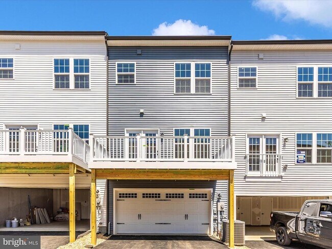 Building Photo - 353 Marquis St